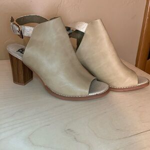 NEW MUK LUKS Womens tan Slingback Heels Sandals Shoes Size 9 (242)